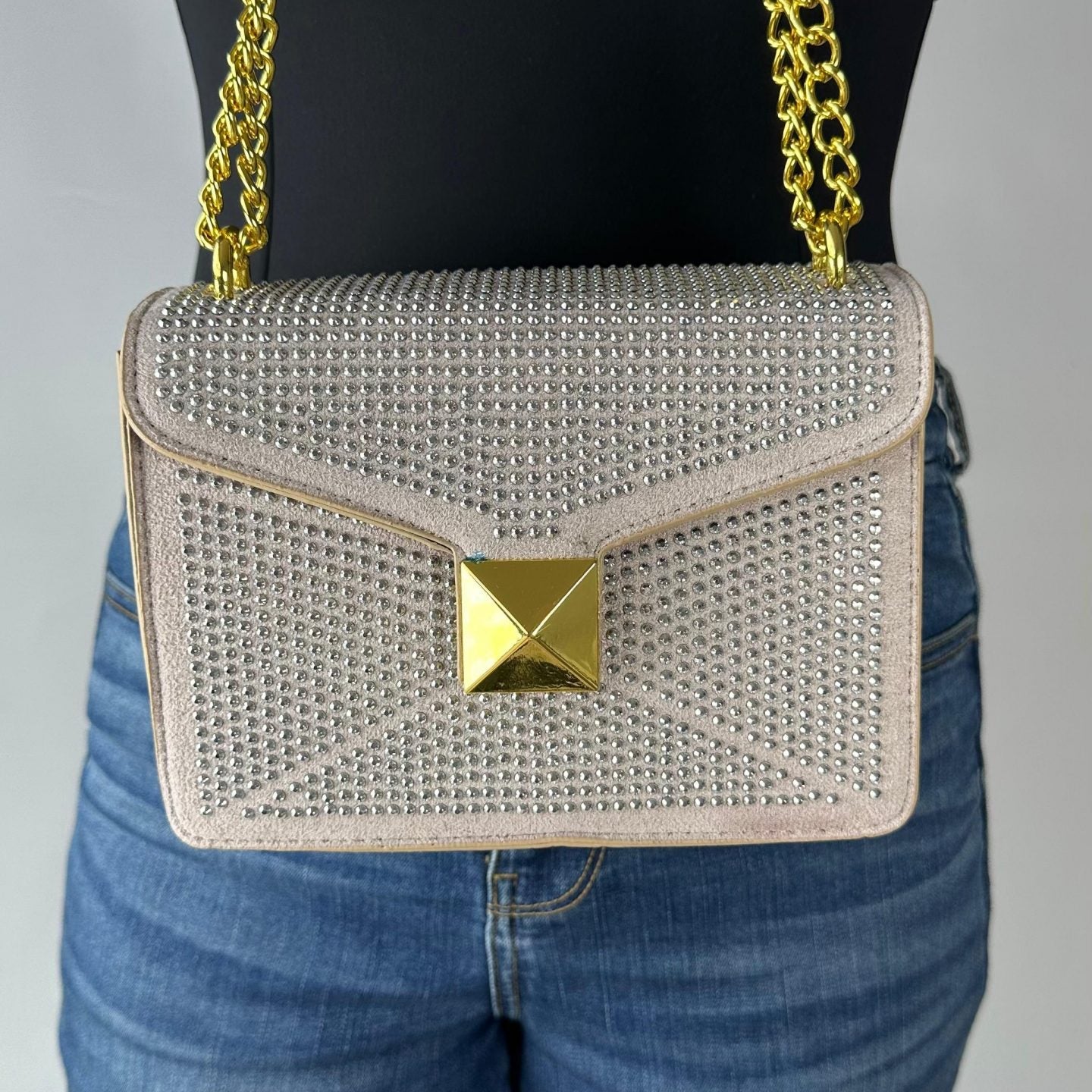 Bolso café apliques plateados detalle cadena dorada 20cm* 17cm* 5cm 3038# C-B